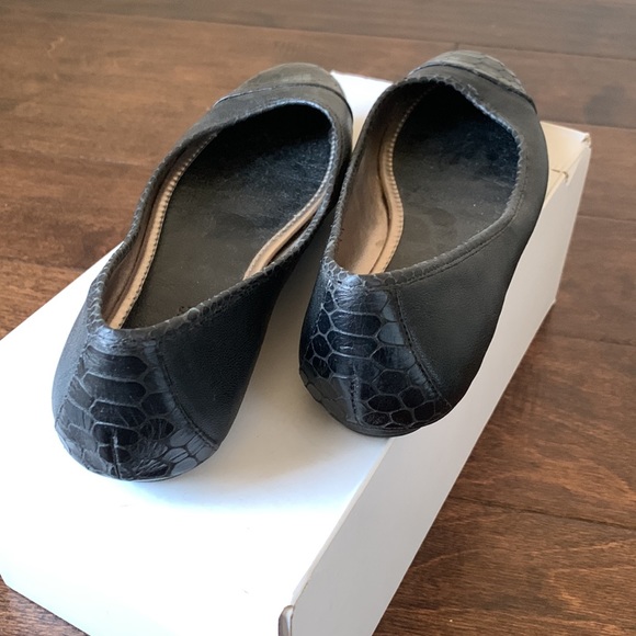 BANANA REPUBLIC Leather Snakeskin Detail Flats - Picture 5 of 16